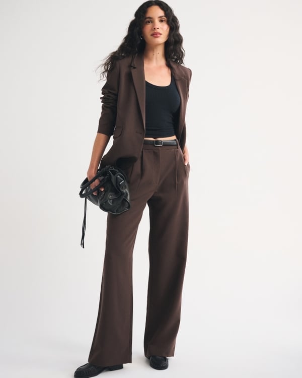 Brown Suit With Wide Leg Trousers And Black Top Brown Suit With Wide Leg Trousers And Black Top — Business Professional Outfits