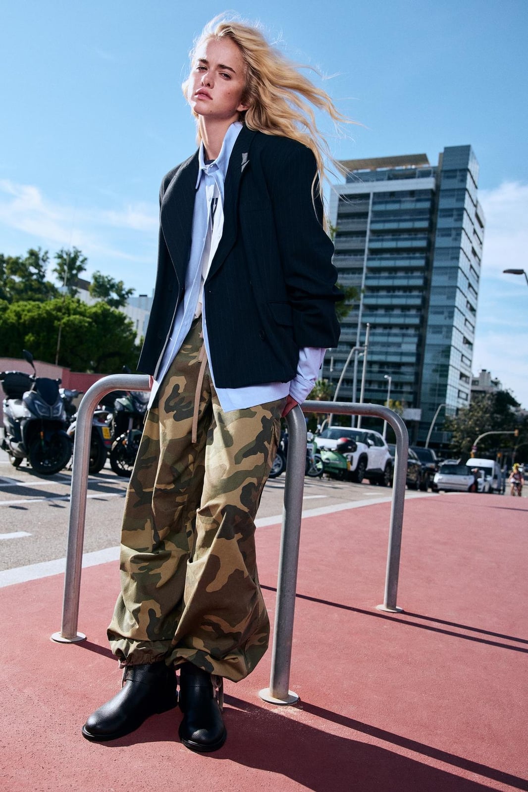 Oversized Dark Blazer Creates City-Chic Camo Look Oversized Dark Blazer Creates City-Chic Camo Look — Camo Outfits