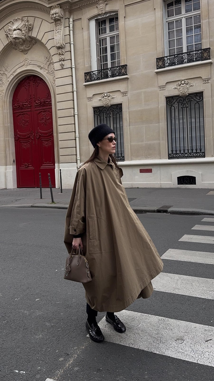 Khaki cape coat for an urban autumn day Khaki cape coat for an urban autumn day — Cape Outfits