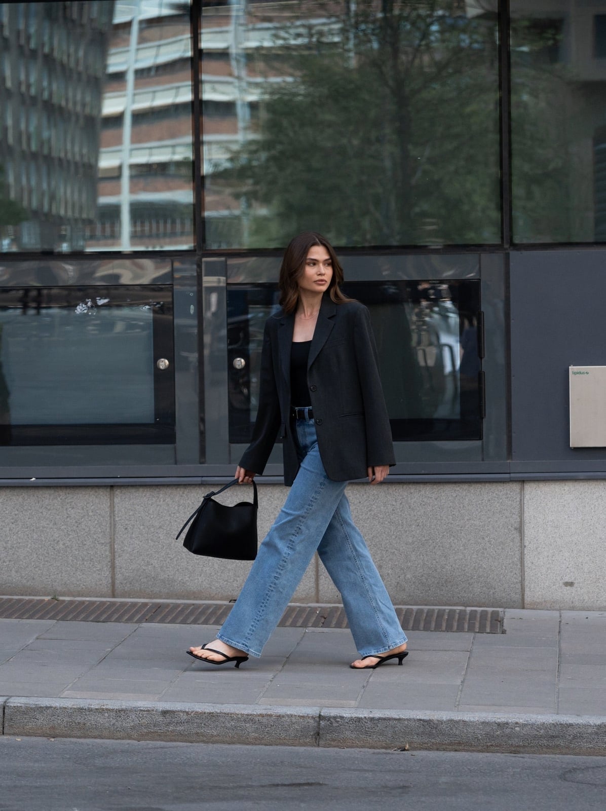 Dark Gray Oversized Blazer With Wide Leg Jeans, Black Leather Tote Bag Dark Gray Oversized Blazer With Wide Leg Jeans, Black Leather Tote Bag — Capsule Wardrobe