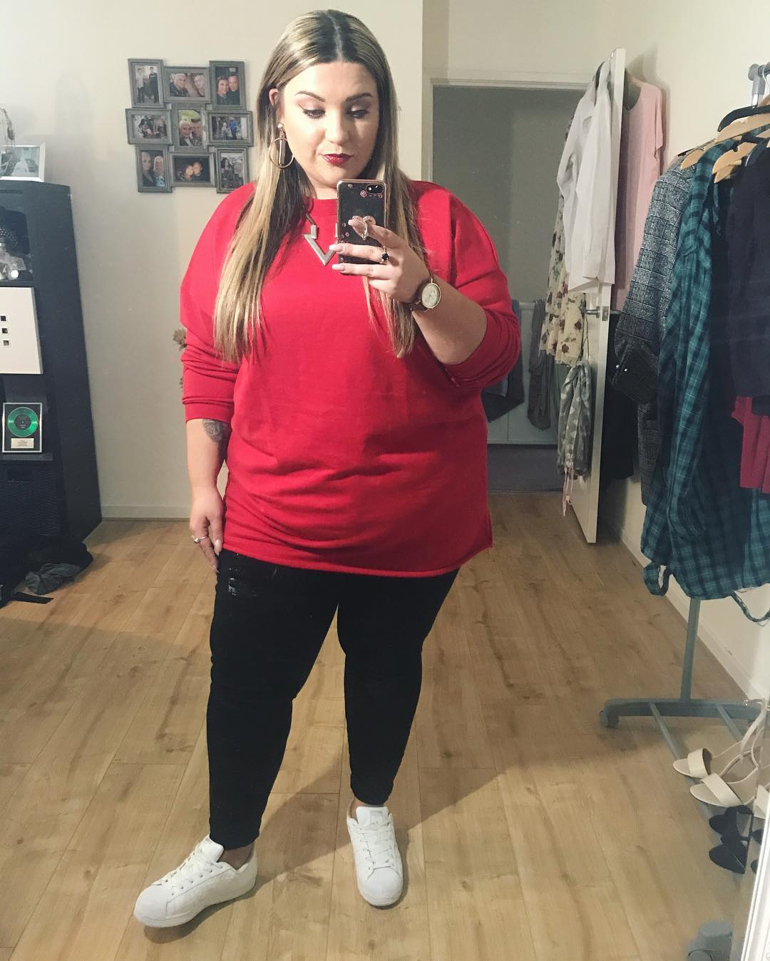 Casual Red Sweatshirt Black Leggings White Sneakers Outfit