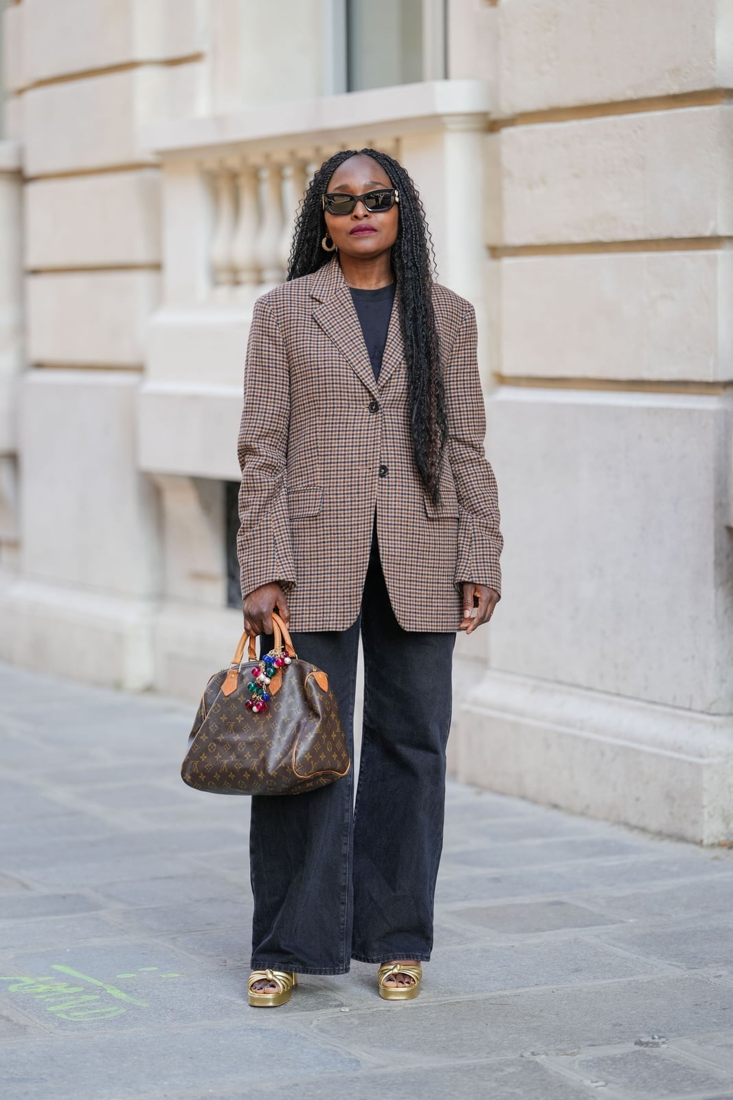 Brown plaid oversized blazer with black t-shirt and wide-leg jeans Brown plaid oversized blazer with black t-shirt and wide-leg jeans — Casual Work Outfits