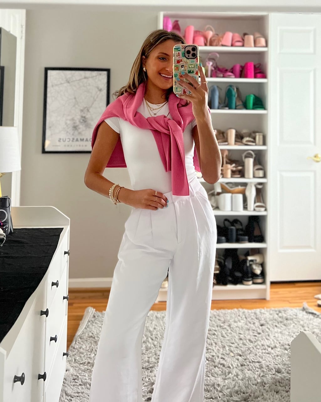 White wide-leg trousers with pink sweater drape White wide-leg trousers with pink sweater drape — Casual Work Outfits