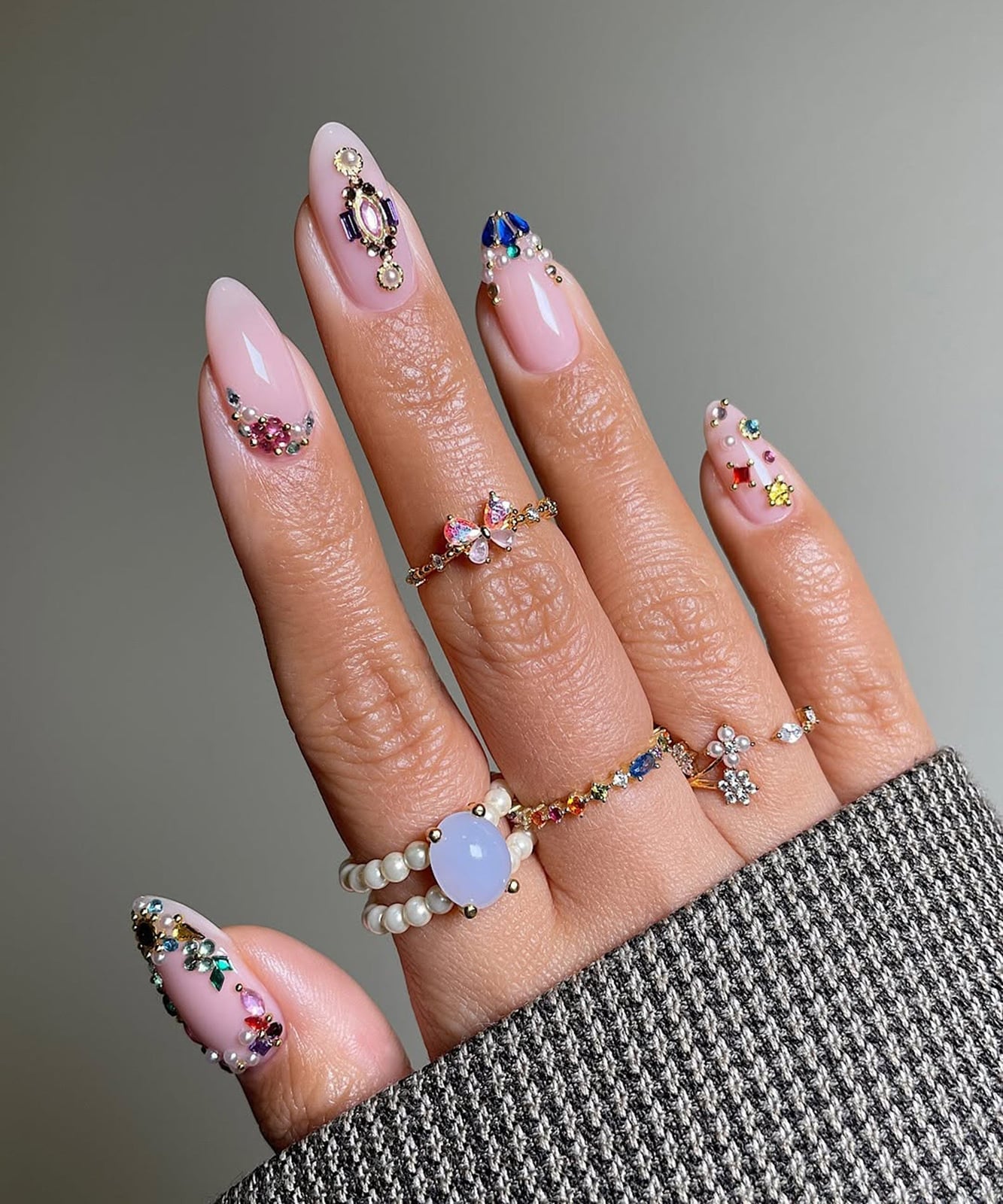 Sheer Pink Medium Oval Nails With Scattered Charms Sheer Pink Medium Oval Nails With Scattered Charms — Charm Nails