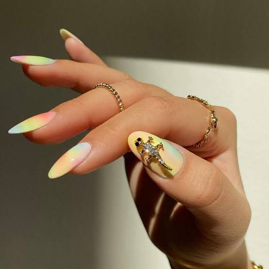 Long Stiletto Pastel Gradient With Lizard Charm Long Stiletto Pastel Gradient With Lizard Charm — Charm Nails