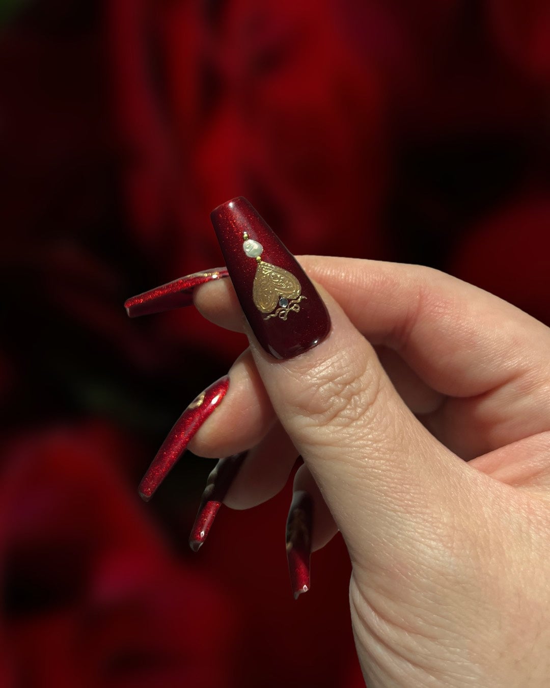 Long Coffin Deep Red Nails With Heart Charm Long Coffin Deep Red Nails With Heart Charm — Charm Nails