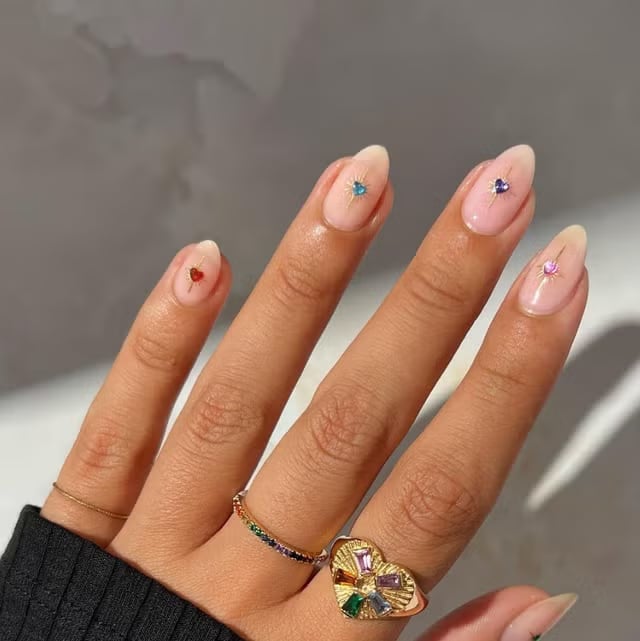 Gem Heart Accent Short Almond Nails Gem Heart Accent Short Almond Nails — Chic Nails
