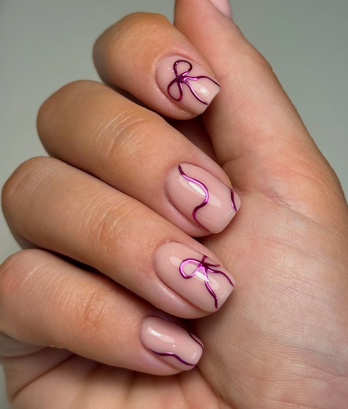Chic Pink Chrome Bow Accent Nails