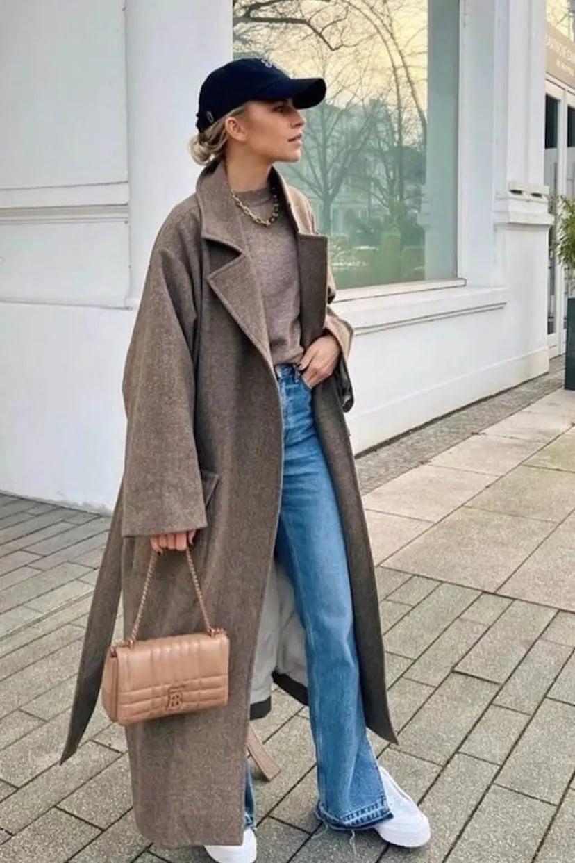 Brown tweed coat over gray sweater and blue jeans Brown tweed coat over gray sweater and blue jeans — Chic Style