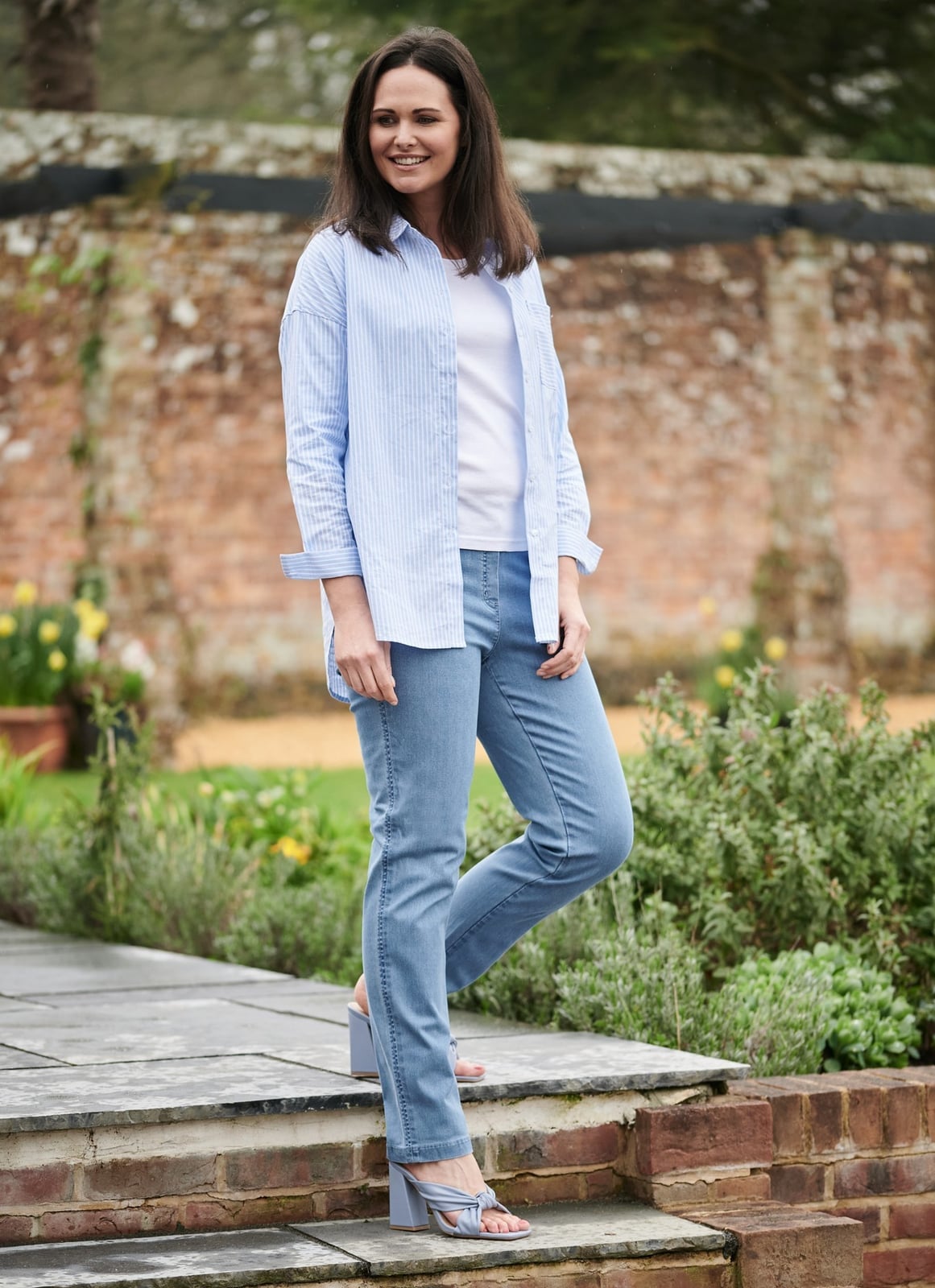 Oversized striped shirt with denim jeans and heeled sandals Oversized striped shirt with denim jeans and heeled sandals — Chic Style