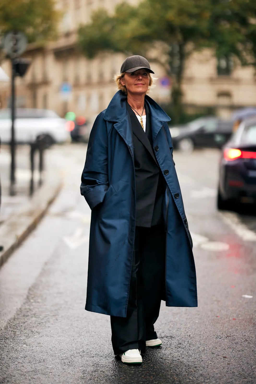 Navy trench coat over blazer and t-shirt with sneakers Navy trench coat over blazer and t-shirt with sneakers — Chic Style