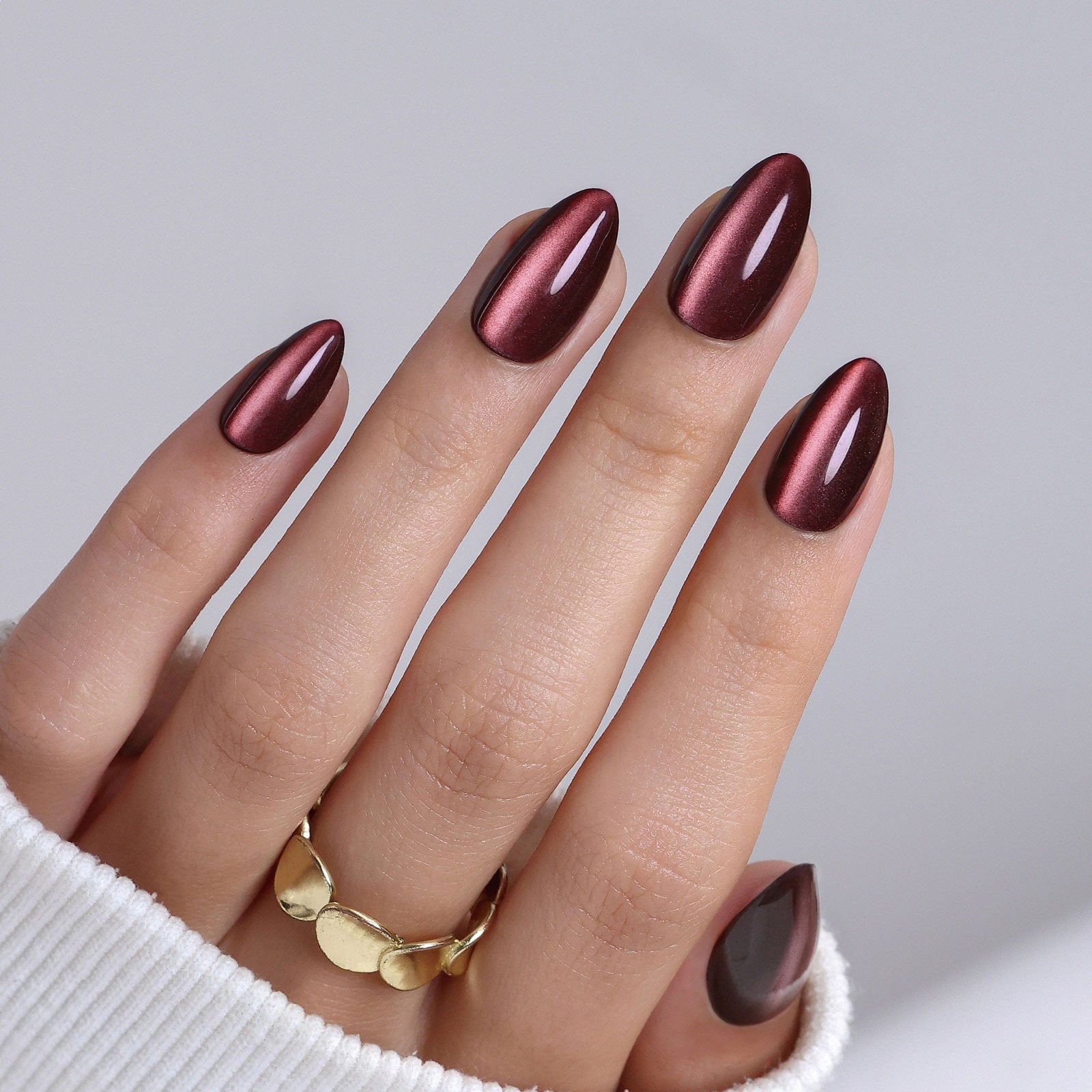 Reddish Brown Cat-Eye Glossy Almond Nails, Close-Up Take Reddish Brown Cat-Eye Glossy Almond Nails, Close-Up Take — Chocolate Nails