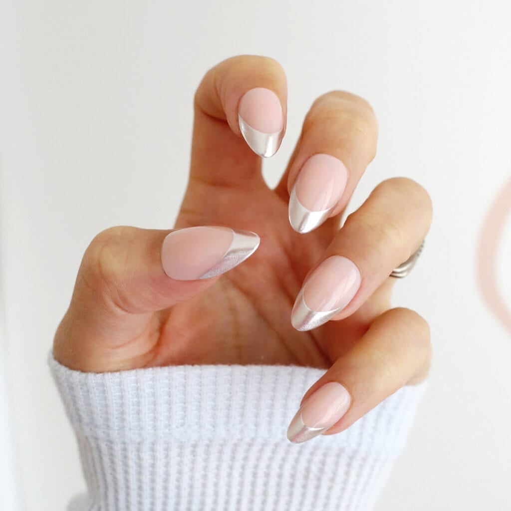 Almond Medium Pale Pink Silver Chrome French, Close-Up Take Almond Medium Pale Pink Silver Chrome French, Close-Up Take — Chrome French Tip Nails