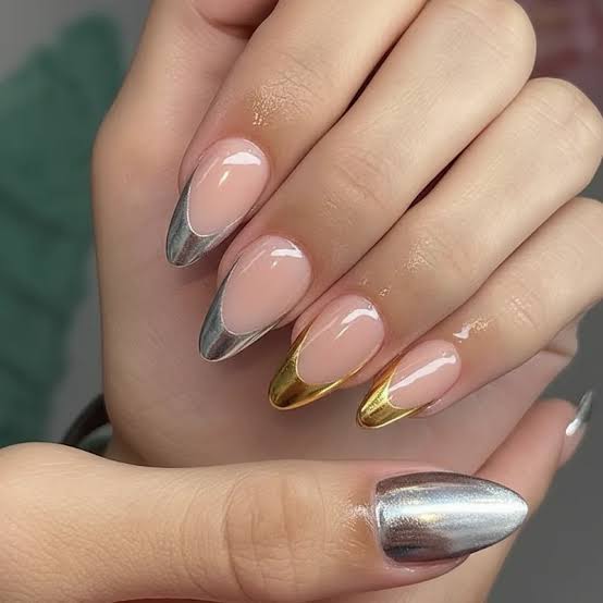 Medium Almond Silver And Gold Chrome French, миндаль Medium Almond Silver And Gold Chrome French, миндаль — Chrome French Tip Nails