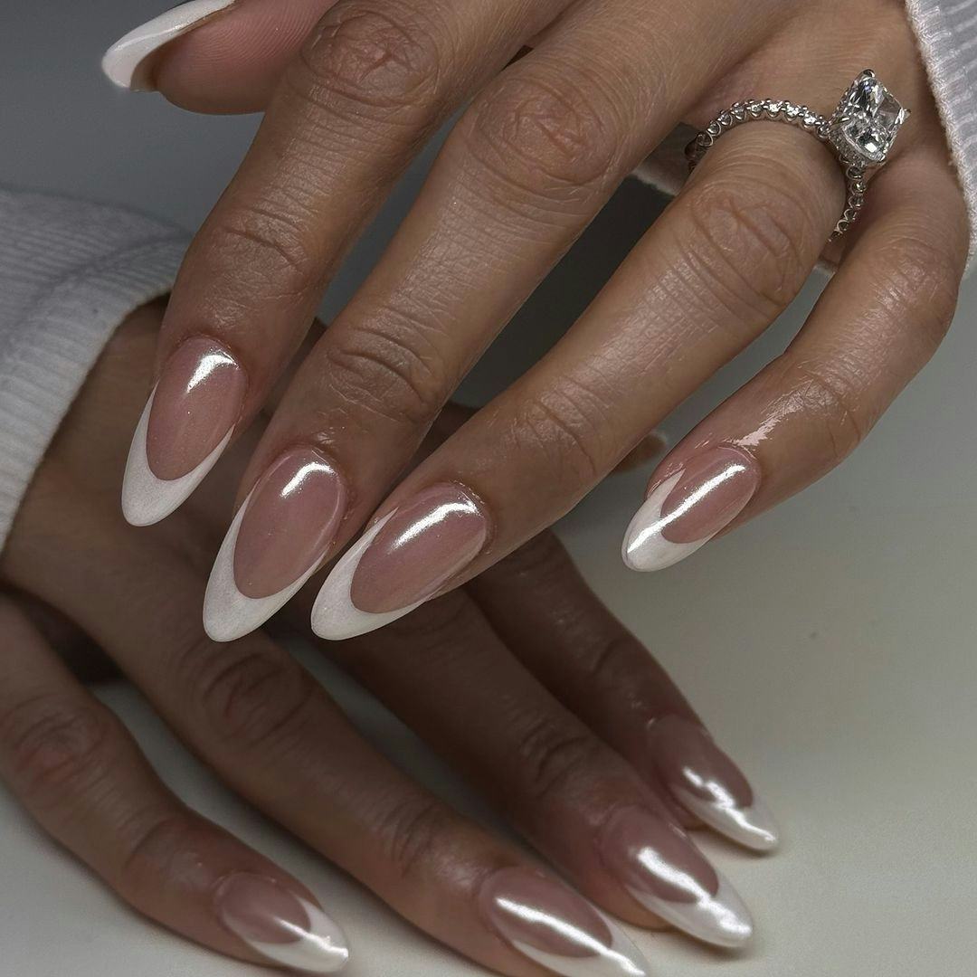 Long Almond Chrome French Tips With Ring, миндаль Long Almond Chrome French Tips With Ring, миндаль — Chrome French Tip Nails