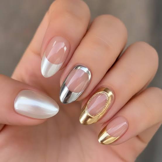 Medium Almond Gold Chrome French Tips With Stars Medium Almond Gold Chrome French Tips With Stars — Chrome French Tip Nails