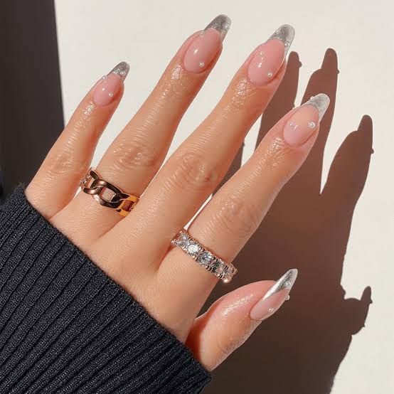 Long Almond Chrome French Tips With Pearls, длинный миндаль Long Almond Chrome French Tips With Pearls, длинный миндаль — Chrome French Tip Nails