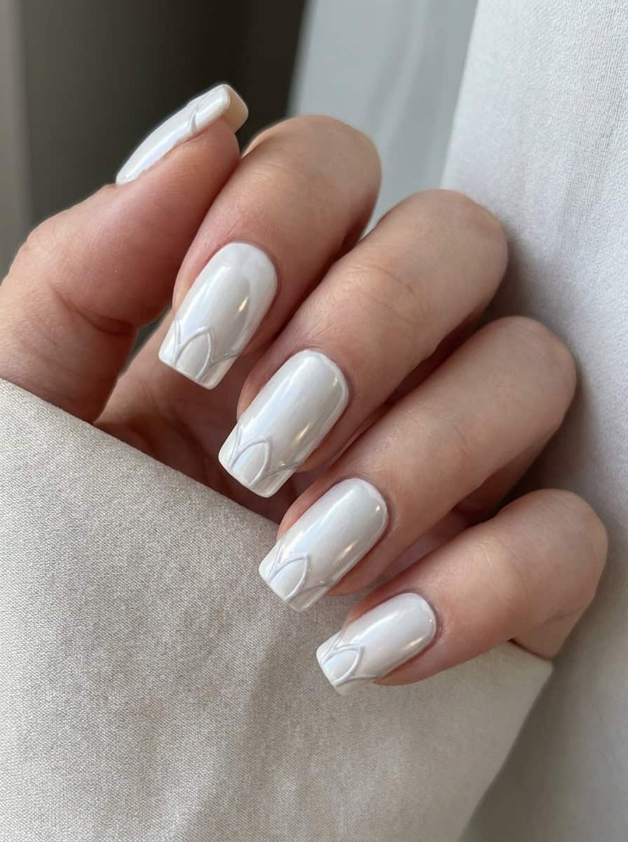 White 3D Floral Outline Chrome Short Square Nails White 3D Floral Outline Chrome Short Square Nails — Chrome Nails