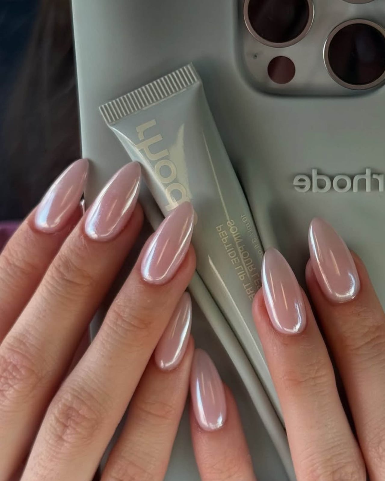 Light Pink Pearlescent Chrome Medium Almond Nails Light Pink Pearlescent Chrome Medium Almond Nails — Chrome Nails