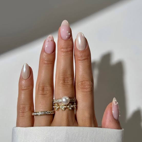 Sheer Nude Pearl White Chrome Almond Nails, Close-Up Take Sheer Nude Pearl White Chrome Almond Nails, Close-Up Take — Chrome Nails
