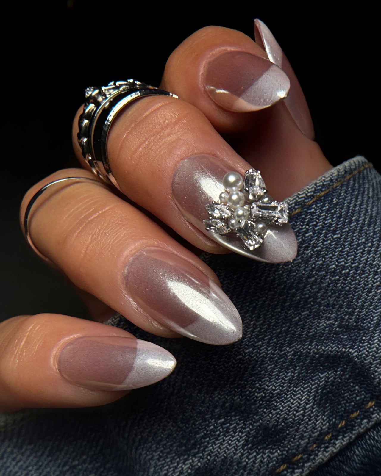 Medium Almond Iridescent French Chrome with Pearl Accent Nail Medium Almond Iridescent French Chrome with Pearl Accent Nail — Chrome Nails