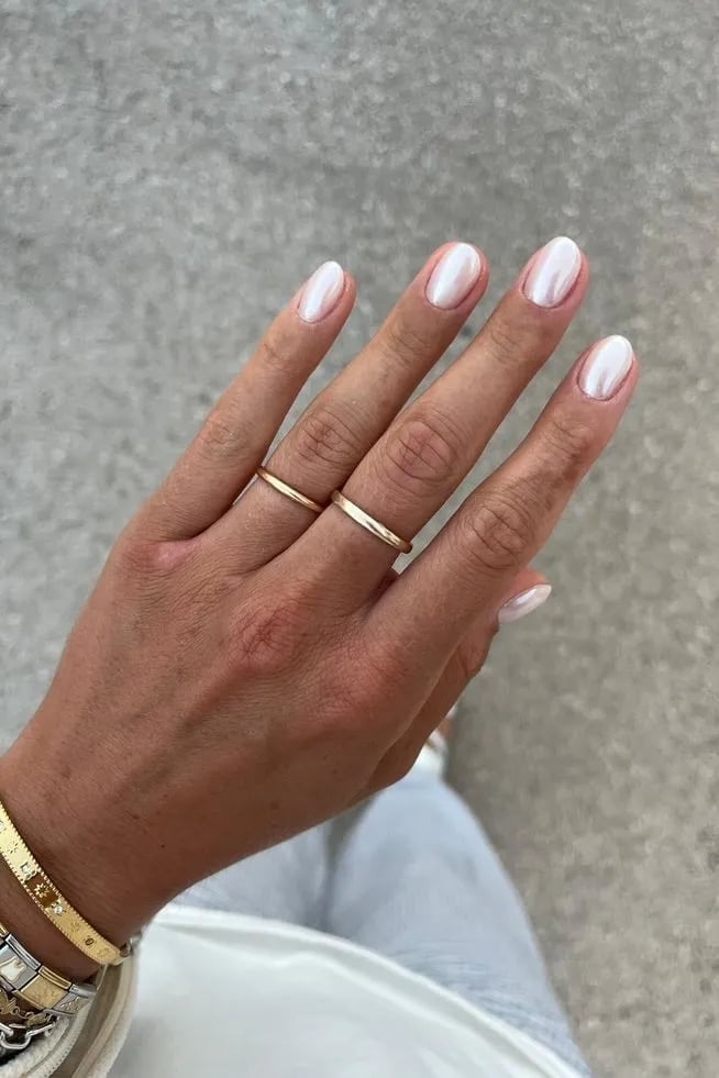 Bright White Mirror Chrome Short Oval Nails Bright White Mirror Chrome Short Oval Nails — Chrome Nails