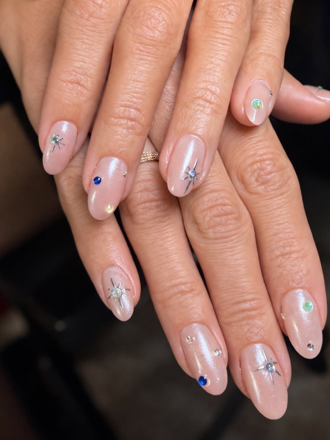 Sheer Nude Starburst Chrome Short Oval Nails, Close-Up Take Sheer Nude Starburst Chrome Short Oval Nails, Close-Up Take — Chrome Nails