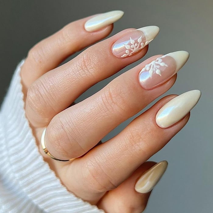 Light Beige Pearlescent Chrome Almond Nails Light Beige Pearlescent Chrome Almond Nails — Chrome Nails Colors