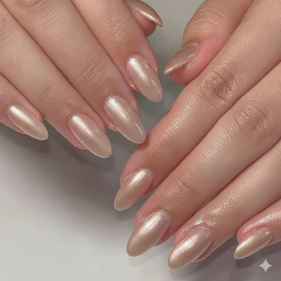 Pale Beige Pearlescent Shift Chrome Almond Nails Pale Beige Pearlescent Shift Chrome Almond Nails — Chrome Nails Colors