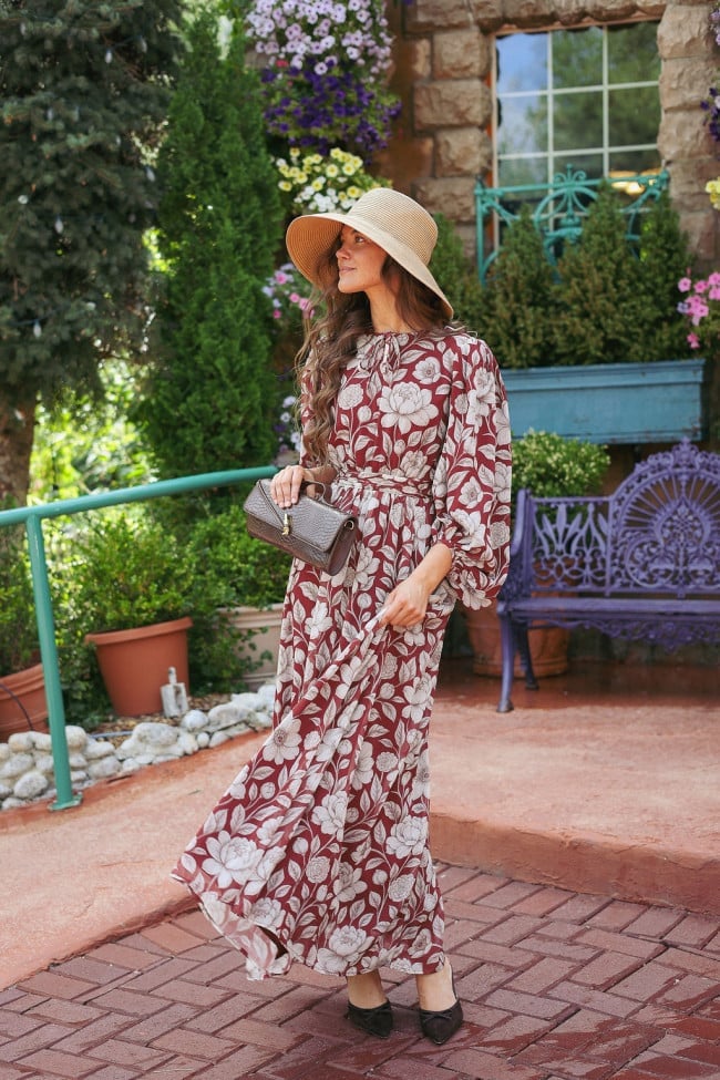 Floral print dress with tie waist and straw hat Floral print dress with tie waist and straw hat — Church Outfits