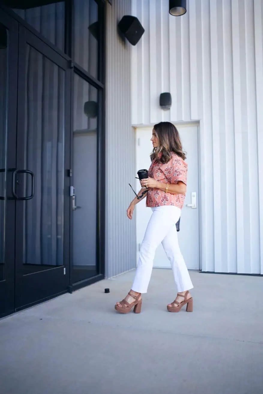 Cropped white denim pants with pink printed top Cropped white denim pants with pink printed top — Church Outfits
