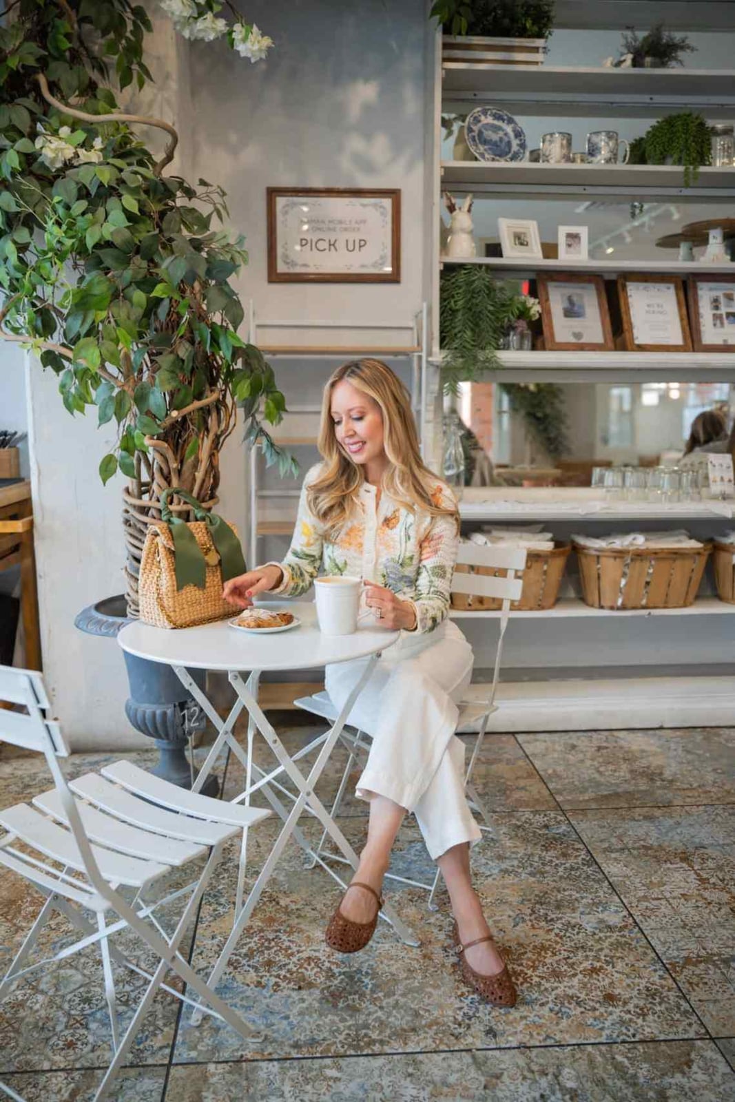 Floral blouse with white straight leg trousers Floral blouse with white straight leg trousers — Classy Outfits
