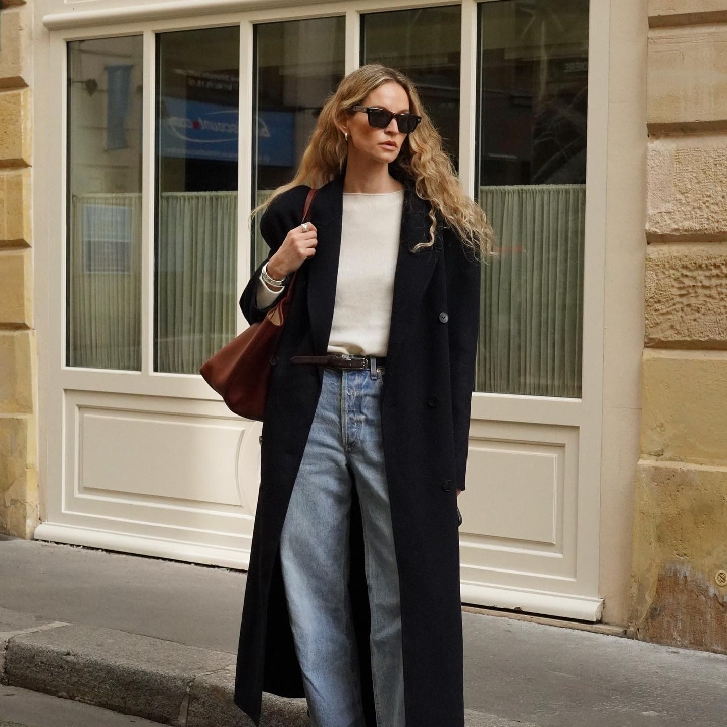 Long black coat over cream knit and denim jeans Long black coat over cream knit and denim jeans — Classy Outfits