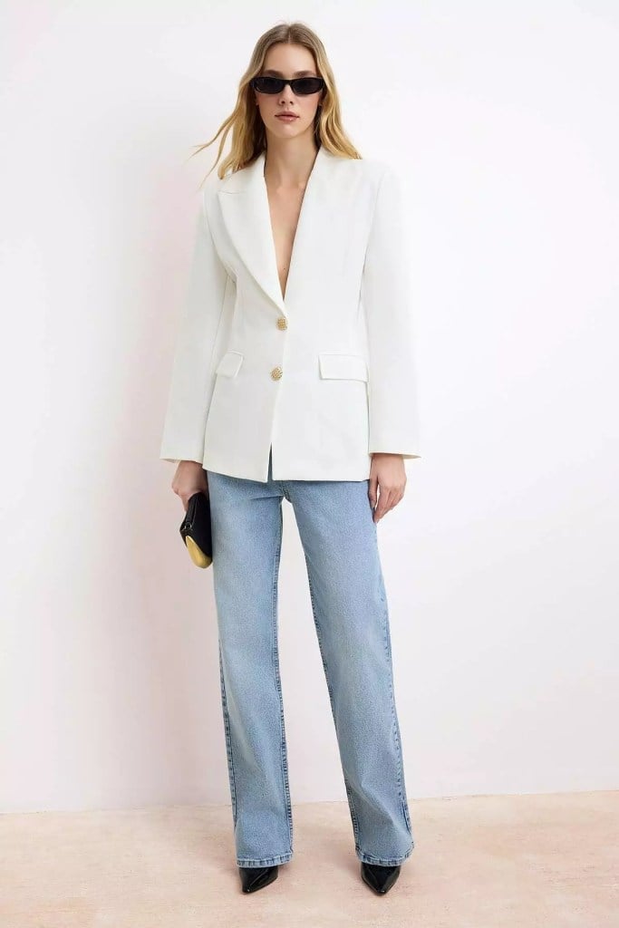 White oversized blazer with light blue jeans White oversized blazer with light blue jeans — Classy Outfits