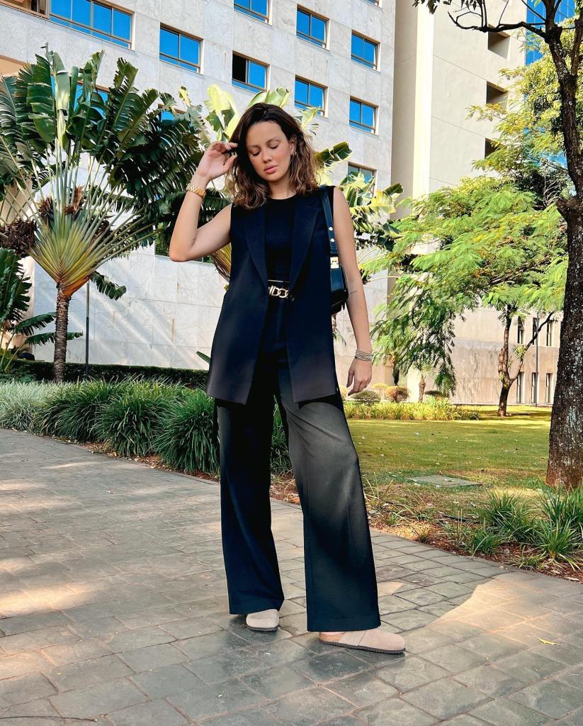Monochrome Black Vest and Wide-Leg Trousers Monochrome Black Vest and Wide-Leg Trousers — Clean Girl Outfits