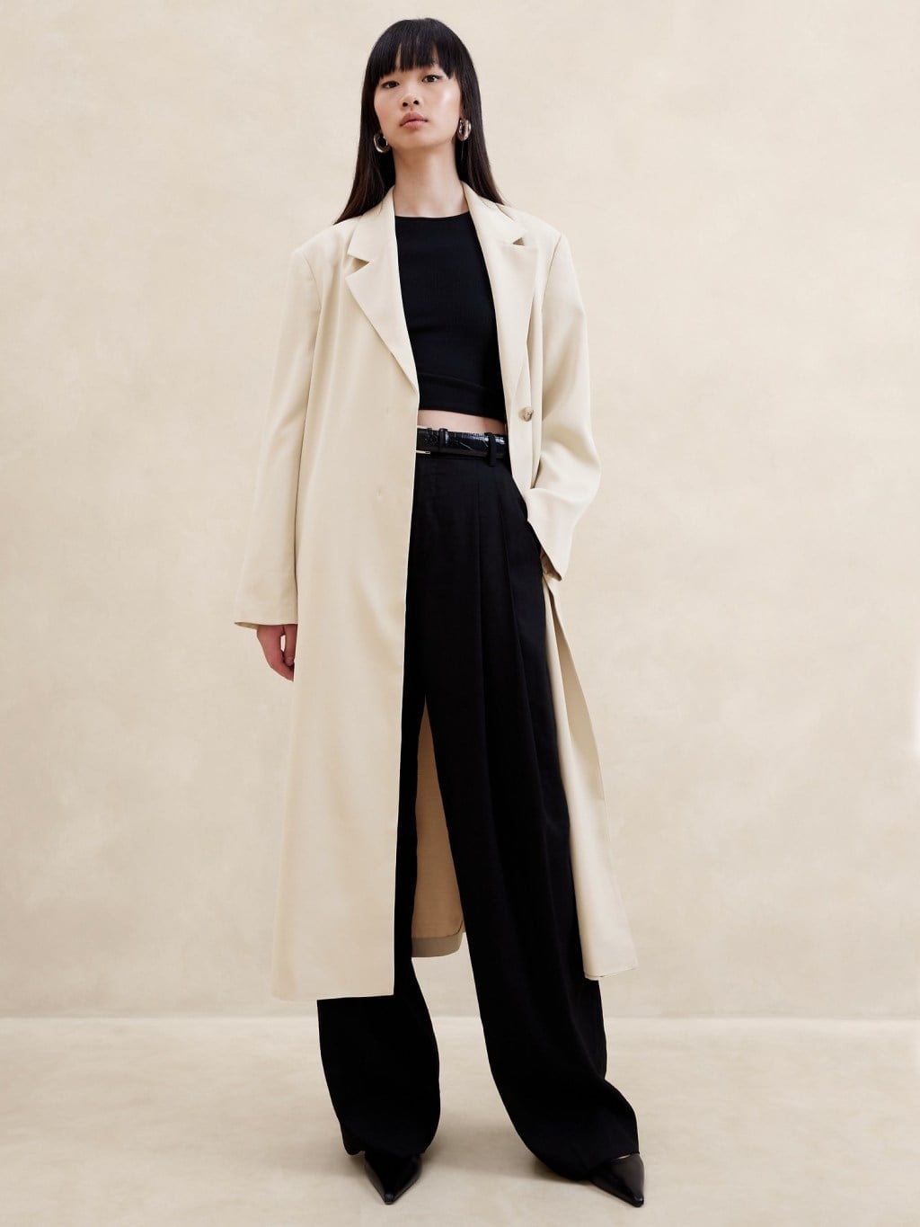 Beige Longline Coat Over Black Ensemble Beige Longline Coat Over Black Ensemble — Clean Girl Outfits