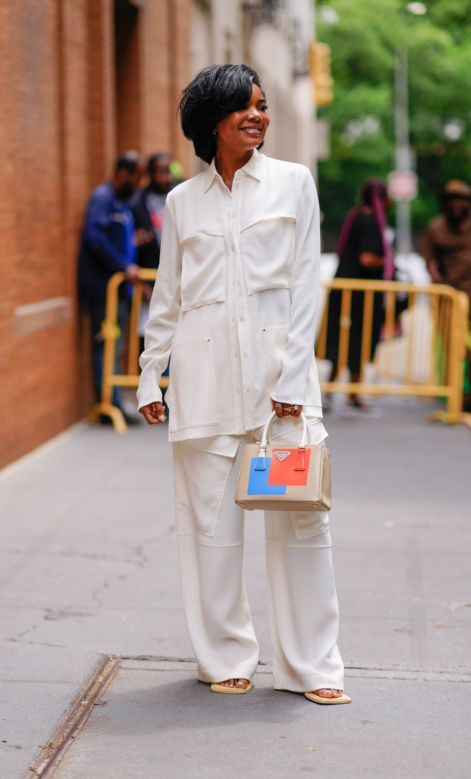 Monochromatic white oversized shirt and trousers Monochromatic white oversized shirt and trousers — College Outfits