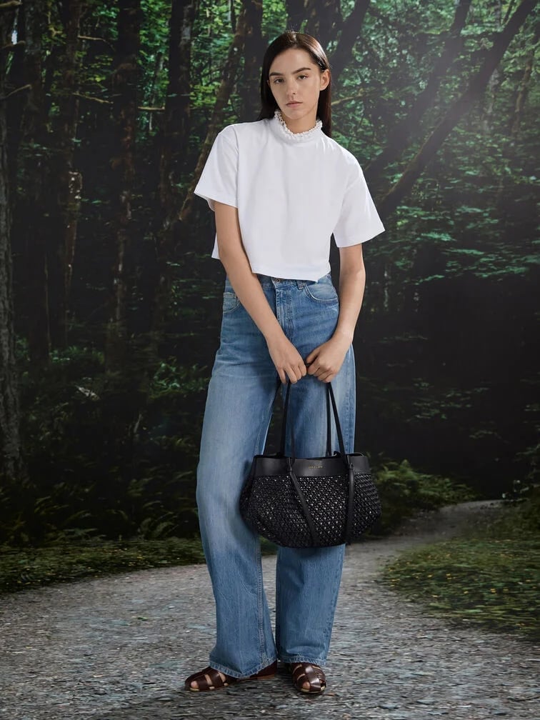 Cropped tee with wide-leg jeans and tote Cropped tee with wide-leg jeans and tote — College Outfits