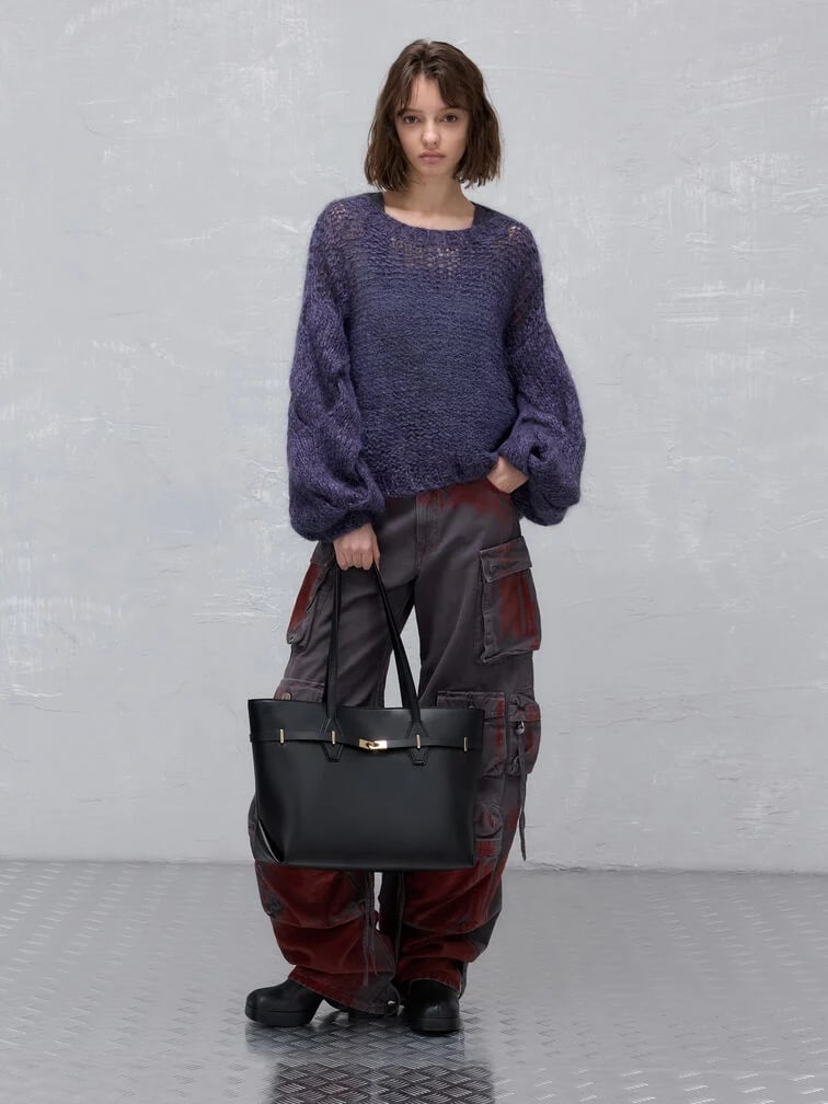 Oversized fuzzy sweater with cargo pants Oversized fuzzy sweater with cargo pants — College Outfits