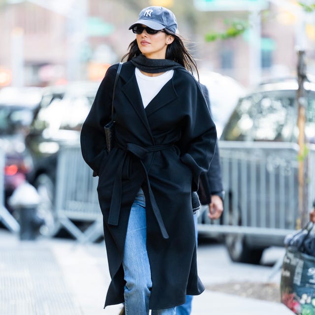 Oversized coat over jeans and t-shirt Oversized coat over jeans and t-shirt — College Outfits