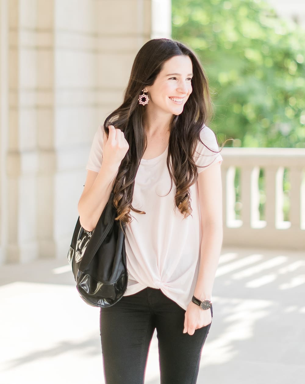 Knit tee with fitted jeans and backpack Knit tee with fitted jeans and backpack — College Outfits