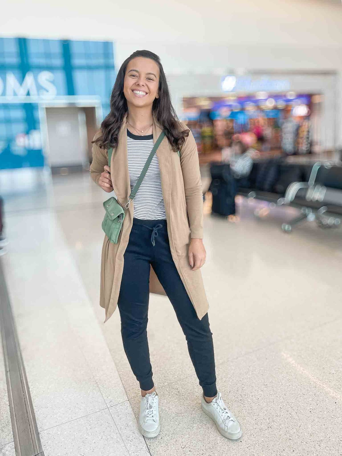 Long open cardigan creates a relaxed travel look Long open cardigan creates a relaxed travel look — Comfy Outfits