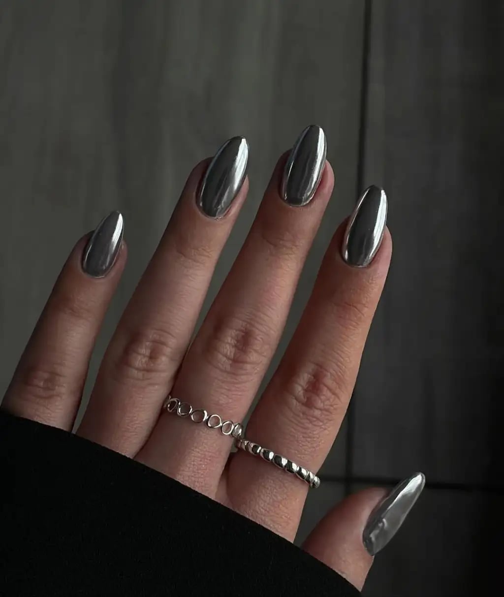 High-Shine Silver Chrome Almond Nails High-Shine Silver Chrome Almond Nails — Concert Nails