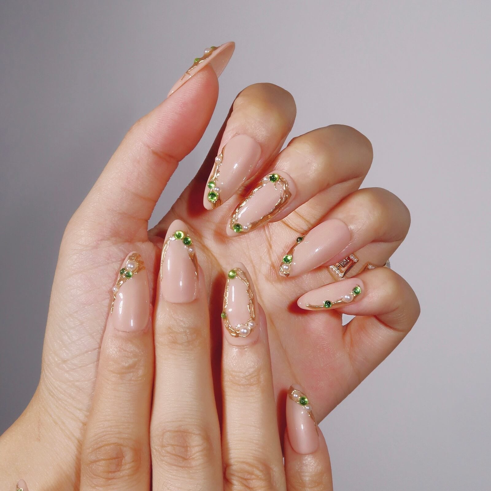 Nude Gold Wire Pearl Green Rhinestone Nails Nude Gold Wire Pearl Green Rhinestone Nails — Concert Nails