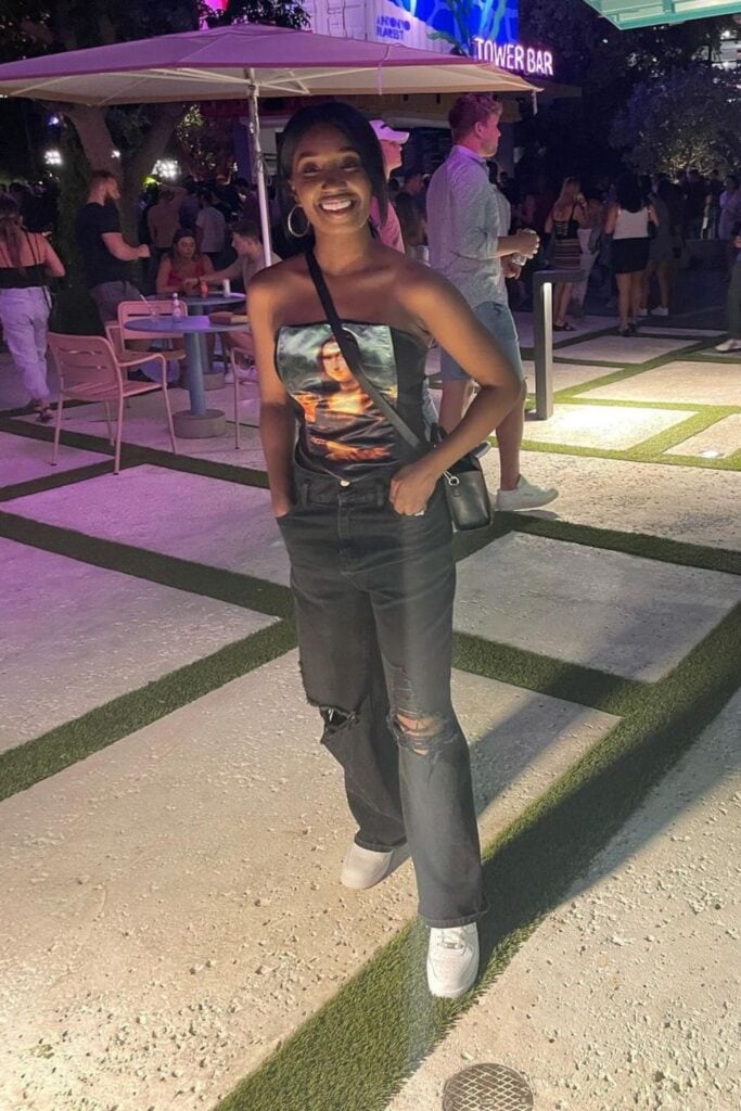 Graphic Bandeau Top With Distressed Jeans And Sneakers Graphic Bandeau Top With Distressed Jeans And Sneakers — Concert Outfits Black Women