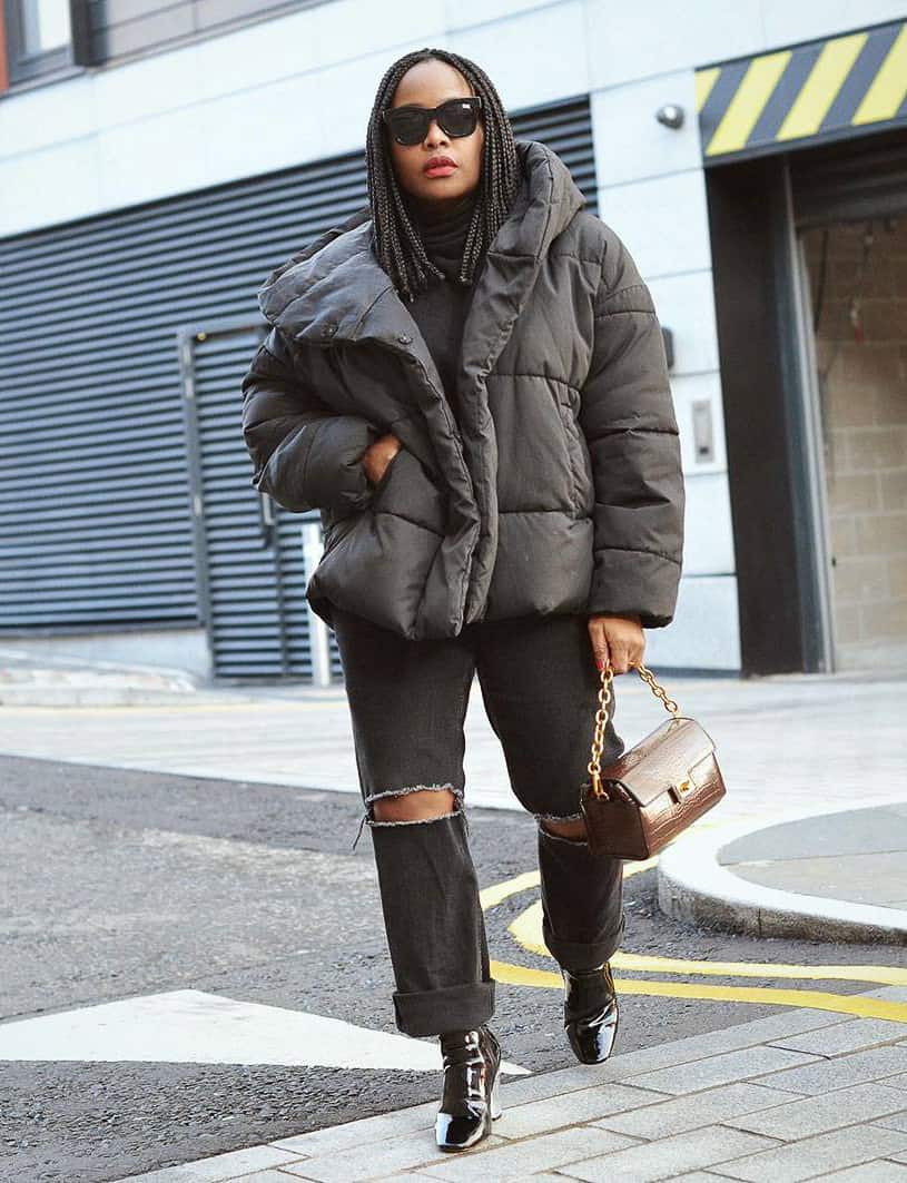 Oversized Puffer Jacket With Ripped Jeans For Winter Concert Oversized Puffer Jacket With Ripped Jeans For Winter Concert — Concert Outfits Black Women