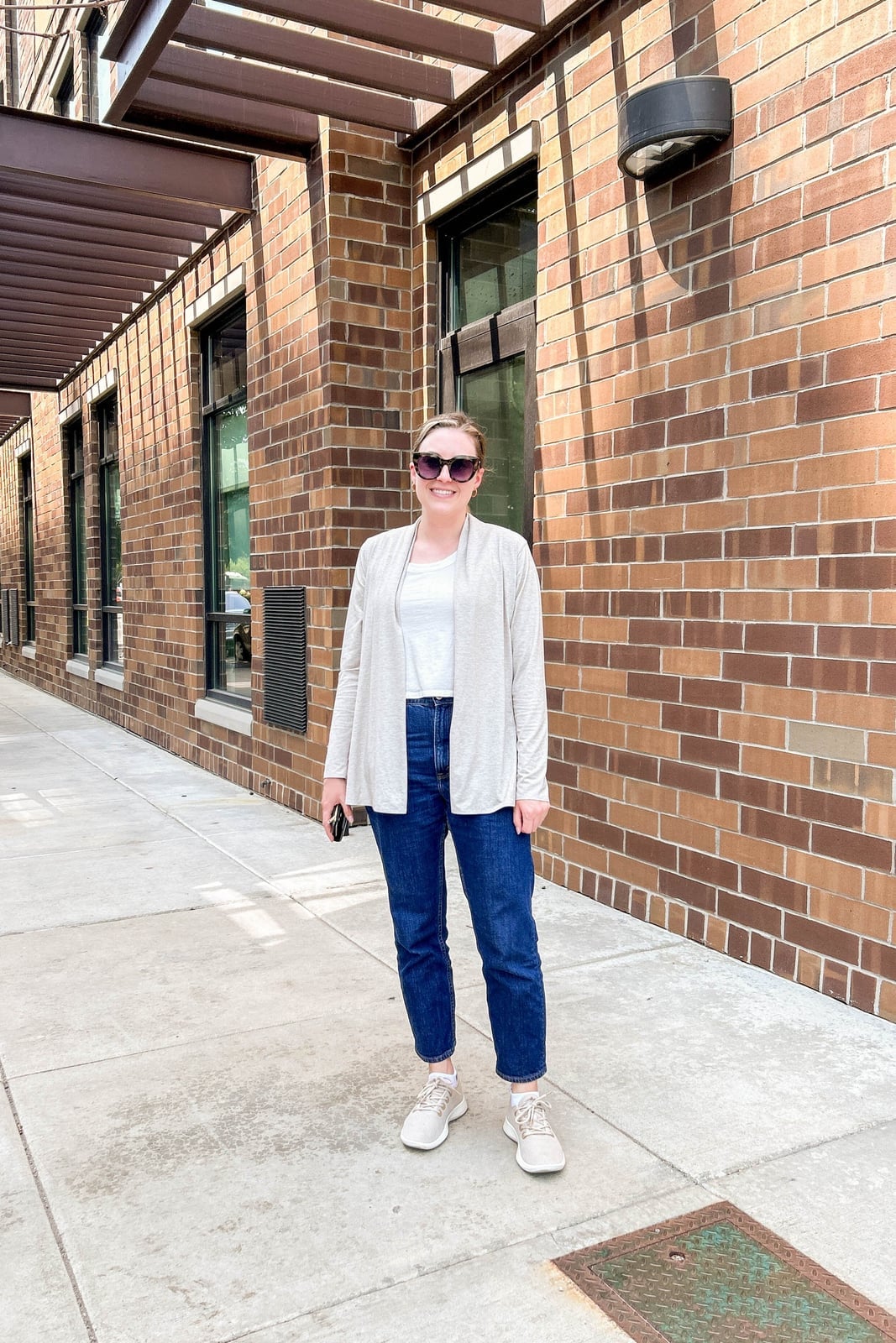 Gray cardigan and jeans for a casual conference day Gray cardigan and jeans for a casual conference day — Conference Outfits