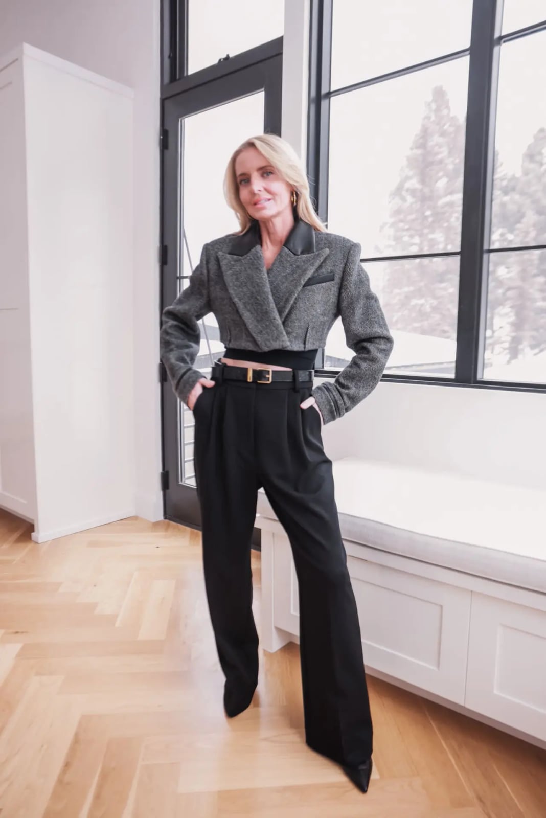 Gray cropped jacket and wide-leg trousers for conference Gray cropped jacket and wide-leg trousers for conference — Conference Outfits