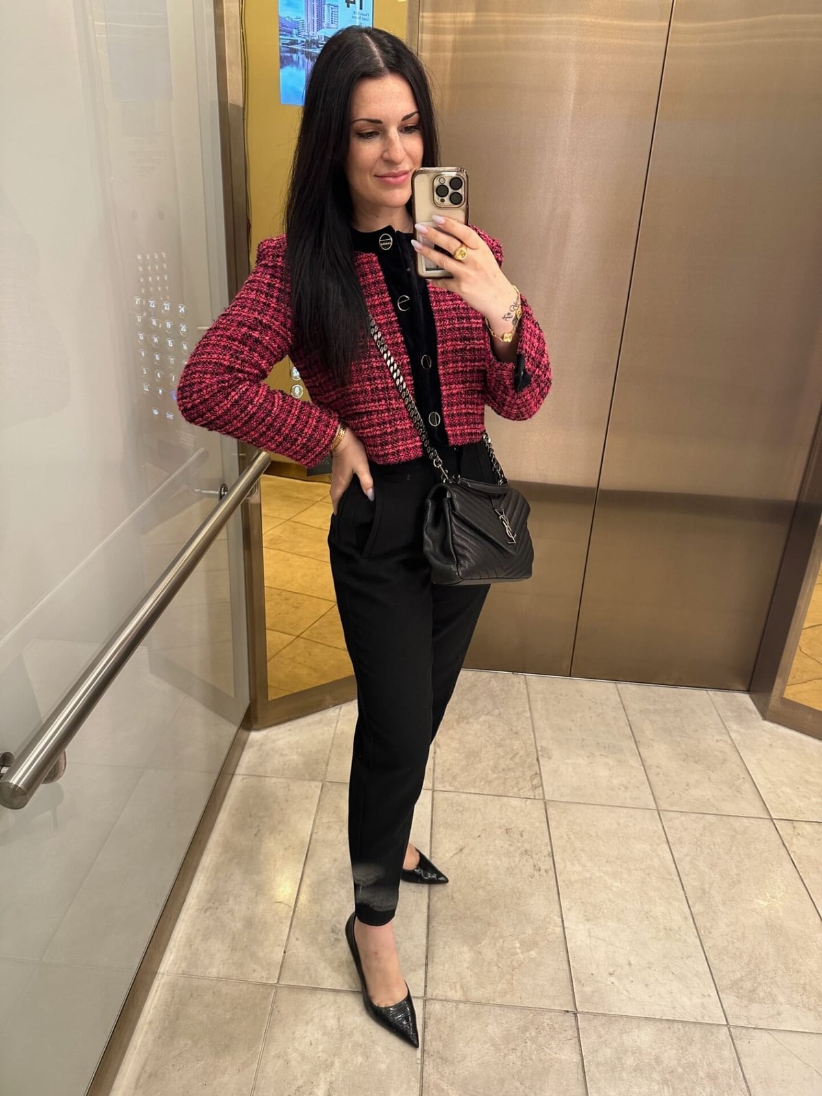Pink tweed jacket for a stylish conference look Pink tweed jacket for a stylish conference look — Conference Outfits