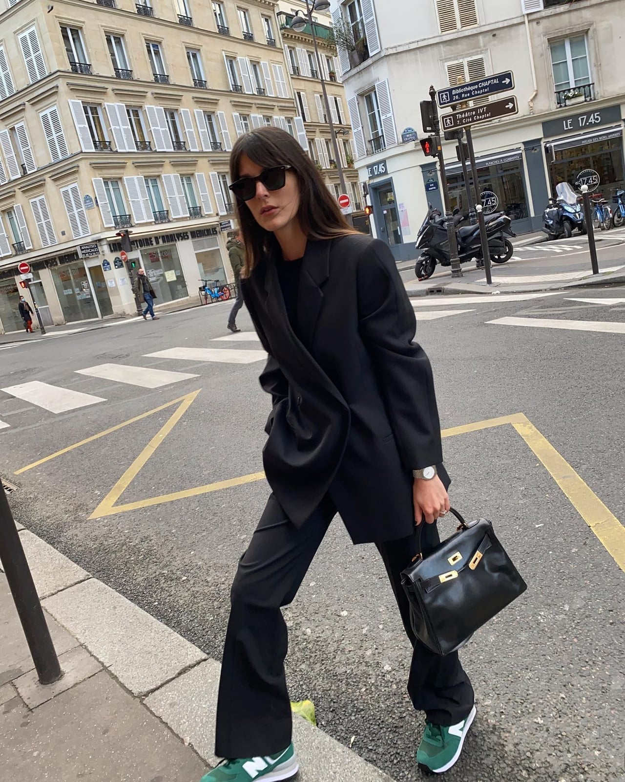 Oversized blazer and sneakers for a modern conference look Oversized blazer and sneakers for a modern conference look — Conference Outfits